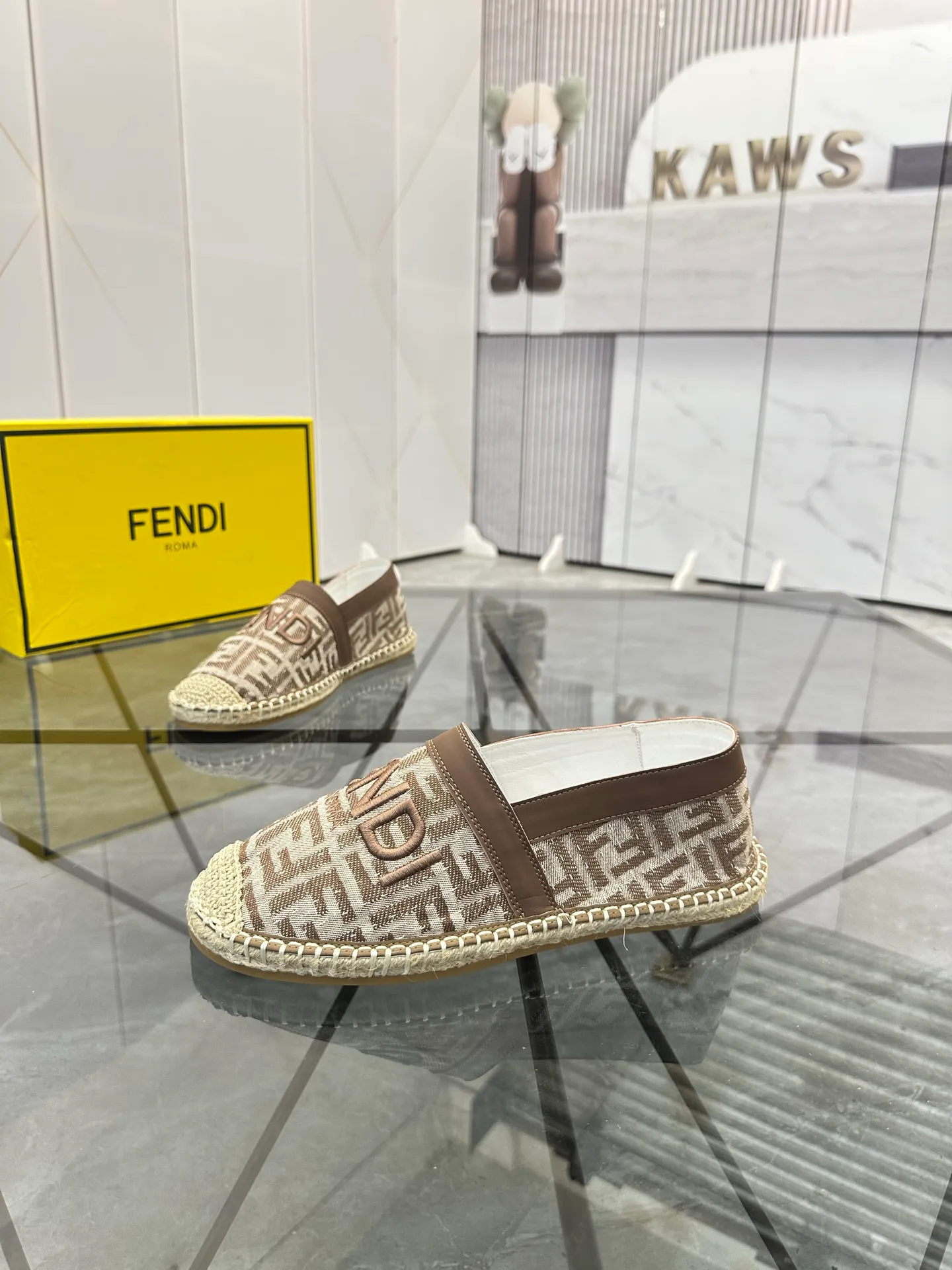 Selling men's shoes 💰: 💰P420¥ Product trademark: Fendi* "Fendi*" low-top fisherman's shoes Regular size: 38-44 (can be customized to 37.45) Product materials: upper imported cowhide stitched with original fabric, sheepskin lining, original outsole. Number: 1023